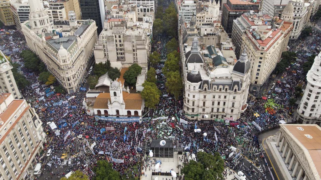 El paro convocado por el líder de los camioneros Hugo Moyano y la Central de los Trabajadores de la Argentina comenzó este martes 30 de abril con un acatamiento dispar a lo largo del país, debido a los gremios de la CGT que no se sumaron. Fotos Mario De Fina