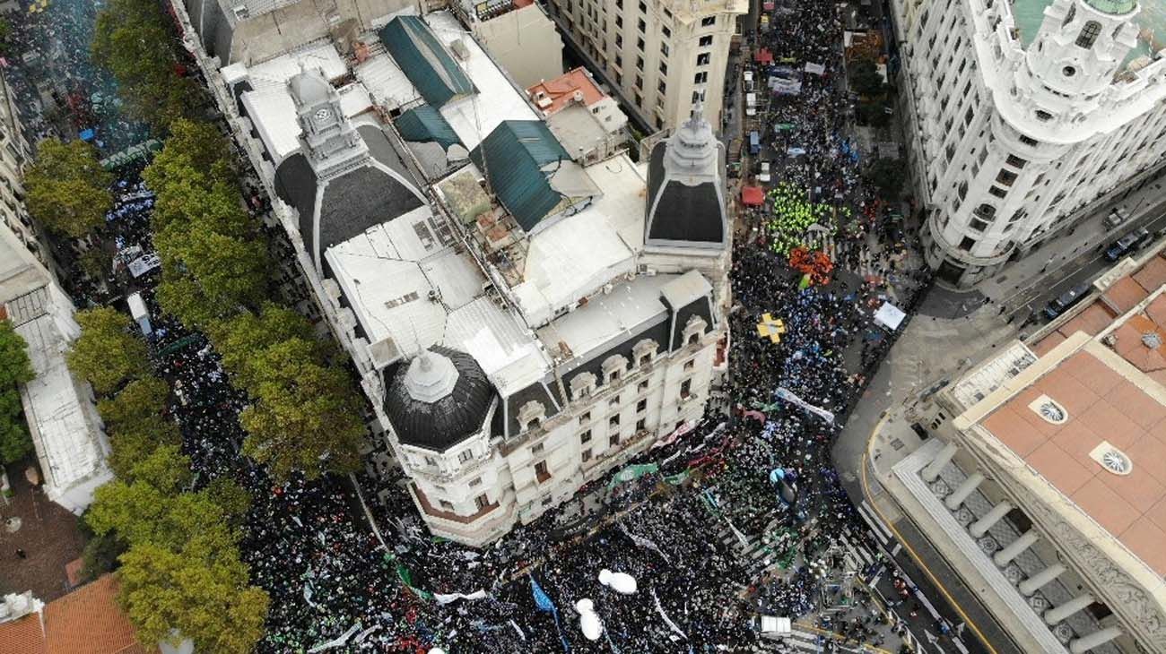 El paro convocado por el líder de los camioneros Hugo Moyano y la Central de los Trabajadores de la Argentina comenzó este martes 30 de abril con un acatamiento dispar a lo largo del país, debido a los gremios de la CGT que no se sumaron. Fotos Mario De Fina