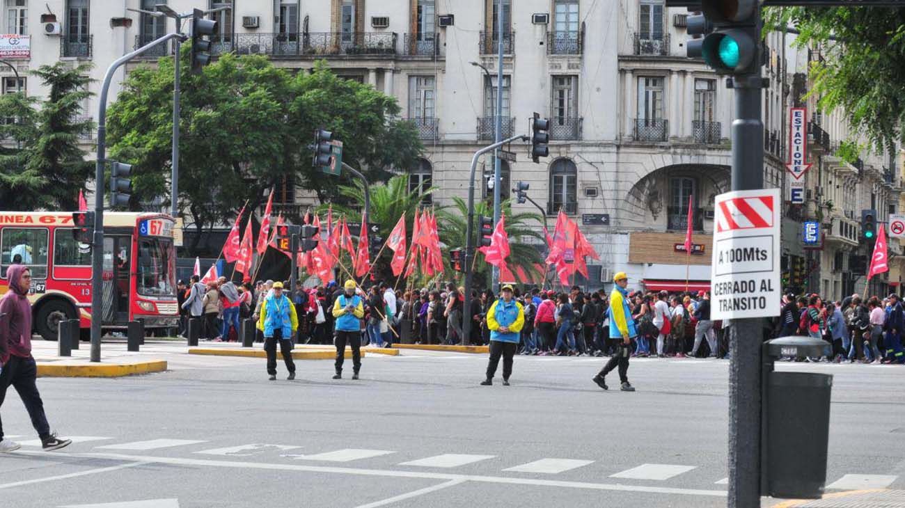 El dia 30 de Abril manifestantes de sectores gremiales y movimientos sociales se manifestaron por reclamos salariales movilizándose por la ciudad.