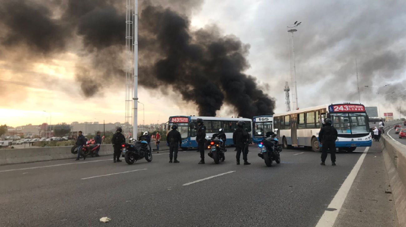 Corte con quema de neumáticos en Puente la Noria. 