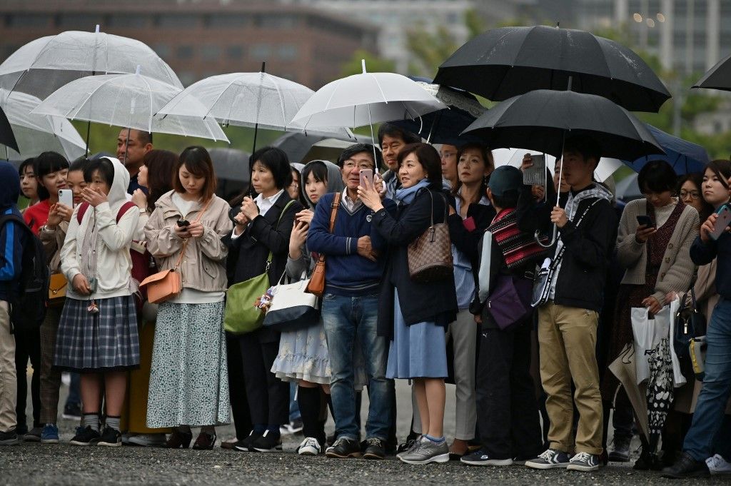 Los japoneses viven con expectación el cambio de era imperial que conlleva el relevo sucesorio. 