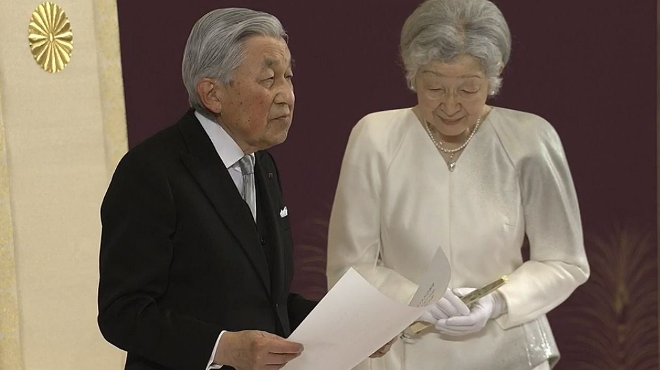 Akihito dejó el trono en una ceremonia de 10 minutos de duración.