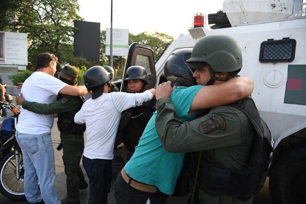 Miles de venezolanos se enfrentaron a las tropas leales a Nicolás Maduro que avanzaron sobre ellos con tanquetas en Caracas. En los enfrentamientos murió un joven y resultaron heridas más de medio centenar de personas, entre ellos un coronel de la Guardia Nacional.