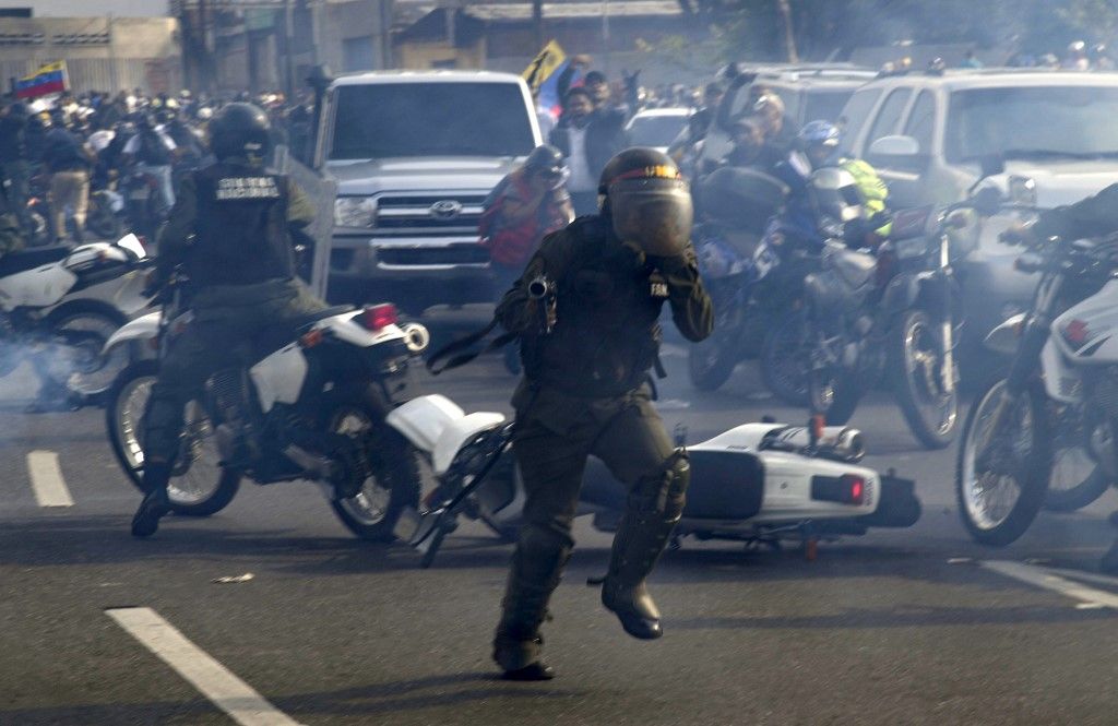 Miles de venezolanos se enfrentaron a las tropas leales a Nicolás Maduro que avanzaron sobre ellos con tanquetas en Caracas. En los enfrentamientos murió un joven y resultaron heridas más de medio centenar de personas, entre ellos un coronel de la Guardia Nacional.