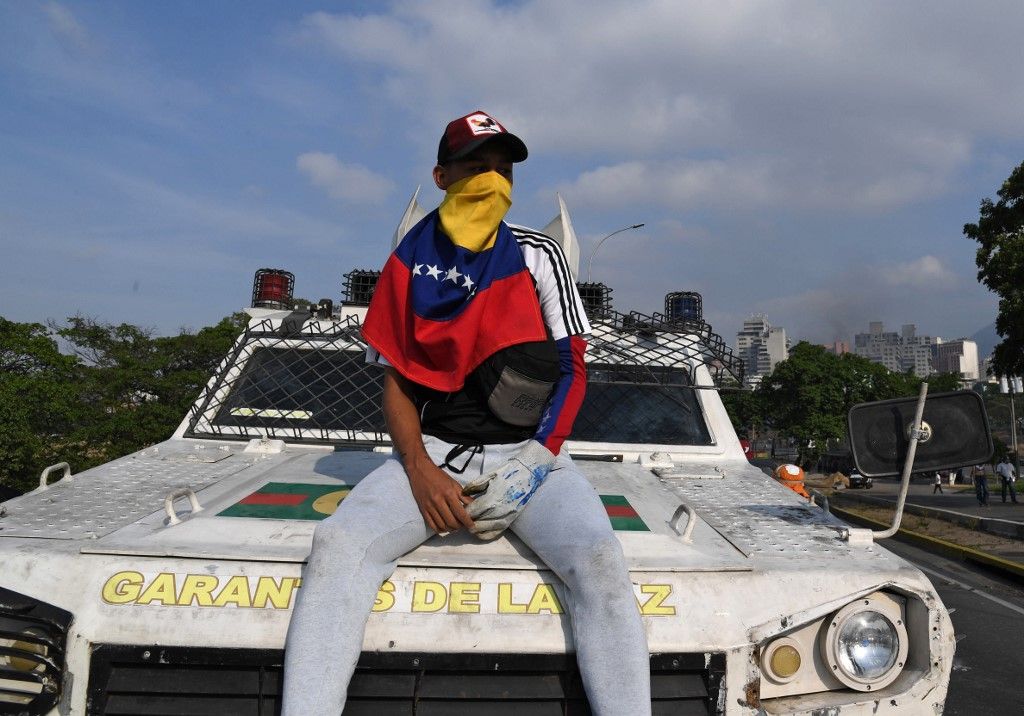 Miles de venezolanos se enfrentaron a las tropas leales a Nicolás Maduro que avanzaron sobre ellos con tanquetas en Caracas. En los enfrentamientos murió un joven y resultaron heridas más de medio centenar de personas, entre ellos un coronel de la Guardia Nacional.