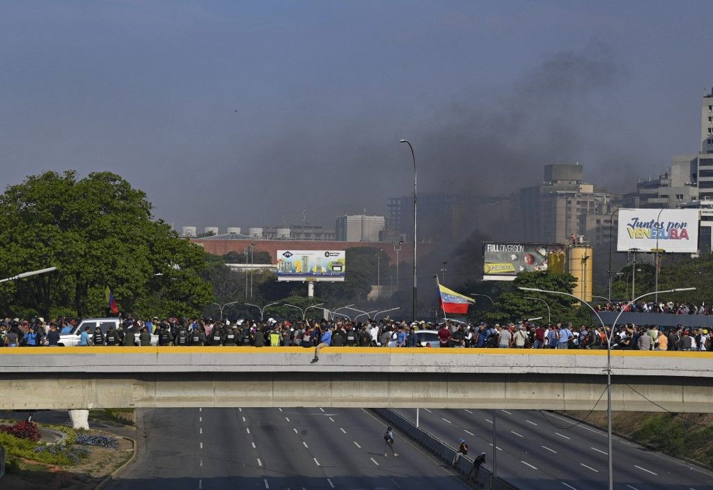 Miles de venezolanos se enfrentaron a las tropas leales a Nicolás Maduro que avanzaron sobre ellos con tanquetas en Caracas. En los enfrentamientos murió un joven y resultaron heridas más de medio centenar de personas, entre ellos un coronel de la Guardia Nacional.