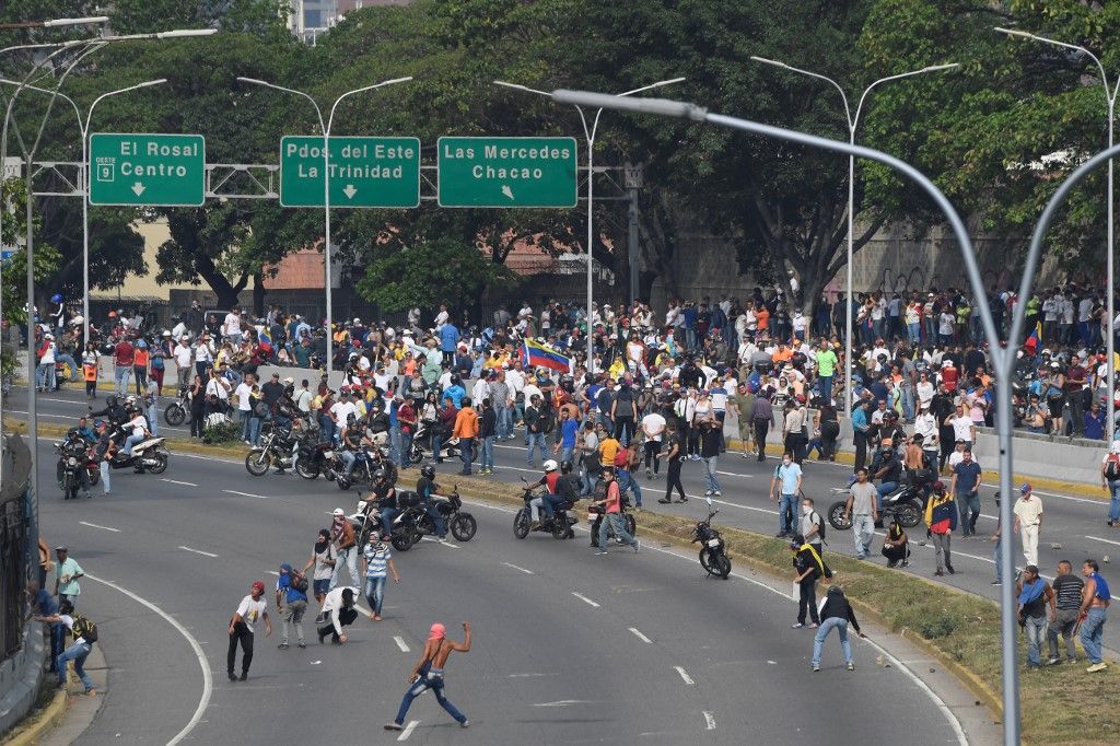 Miles de venezolanos se enfrentaron a las tropas leales a Nicolás Maduro que avanzaron sobre ellos con tanquetas en Caracas. En los enfrentamientos murió un joven y resultaron heridas más de medio centenar de personas, entre ellos un coronel de la Guardia Nacional.