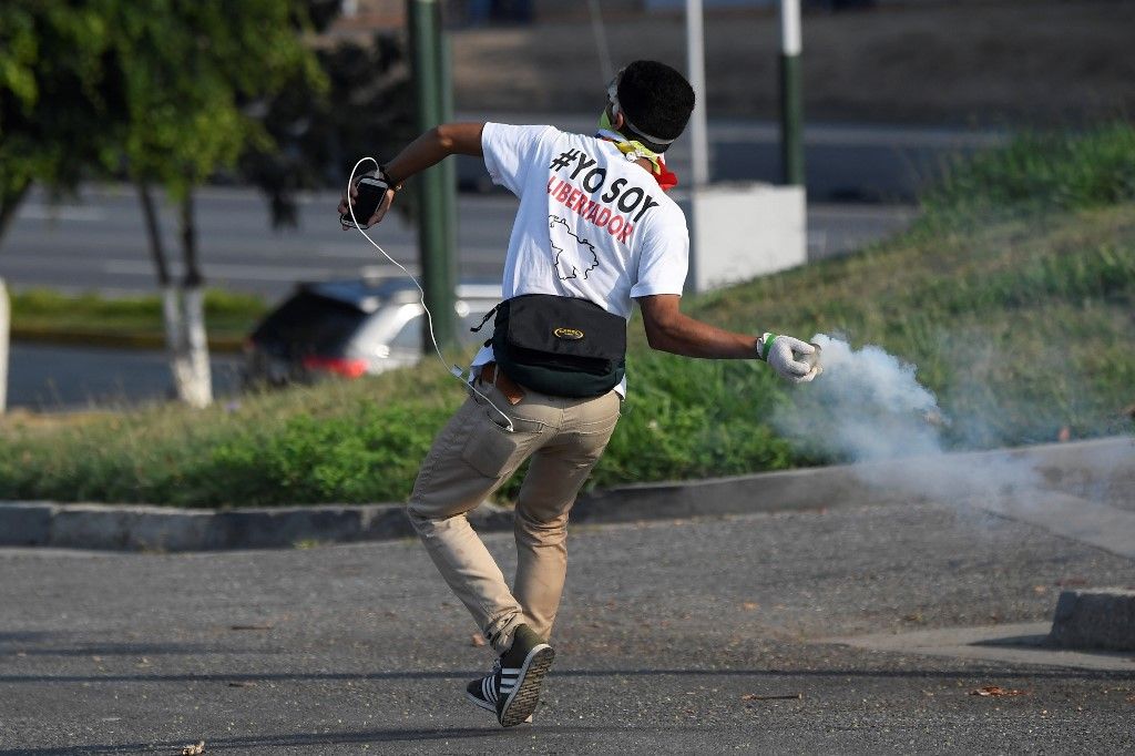 Miles de venezolanos se enfrentaron a las tropas leales a Nicolás Maduro que avanzaron sobre ellos con tanquetas en Caracas. En los enfrentamientos murió un joven y resultaron heridas más de medio centenar de personas, entre ellos un coronel de la Guardia Nacional.