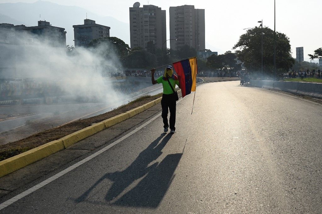 Miles de venezolanos se enfrentaron a las tropas leales a Nicolás Maduro que avanzaron sobre ellos con tanquetas en Caracas. En los enfrentamientos murió un joven y resultaron heridas más de medio centenar de personas, entre ellos un coronel de la Guardia Nacional.