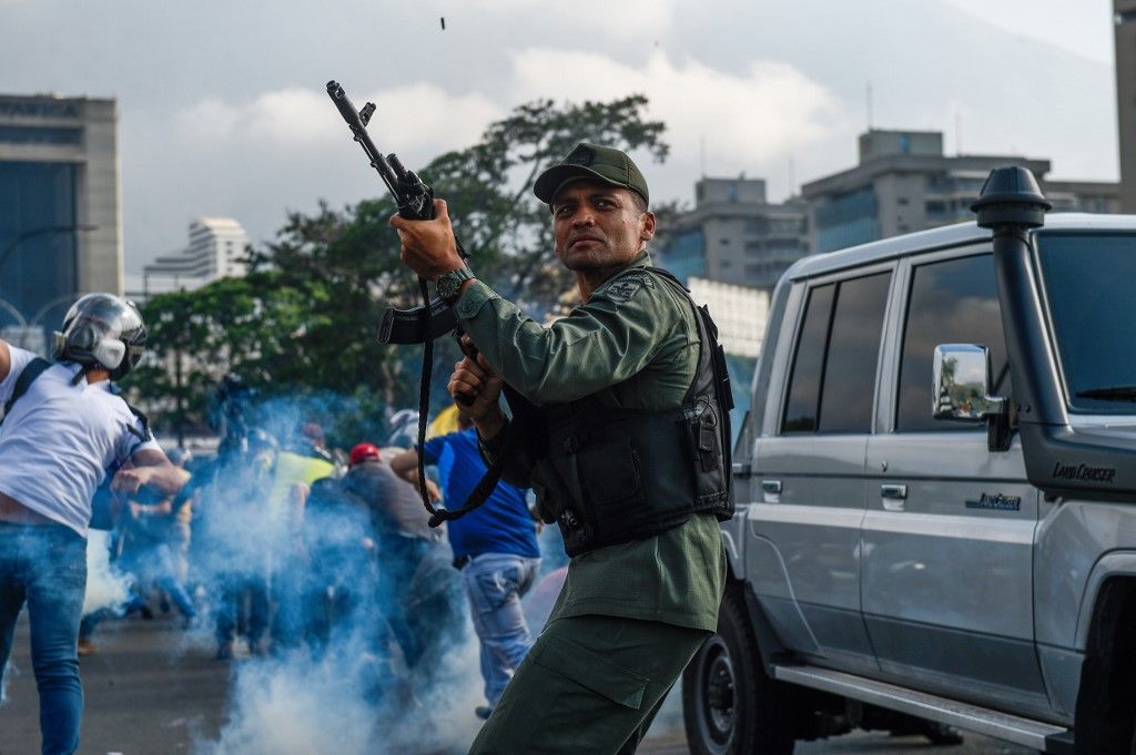 Miles de venezolanos se enfrentaron a las tropas leales a Nicolás Maduro que avanzaron sobre ellos con tanquetas en Caracas. En los enfrentamientos murió un joven y resultaron heridas más de medio centenar de personas, entre ellos un coronel de la Guardia Nacional.