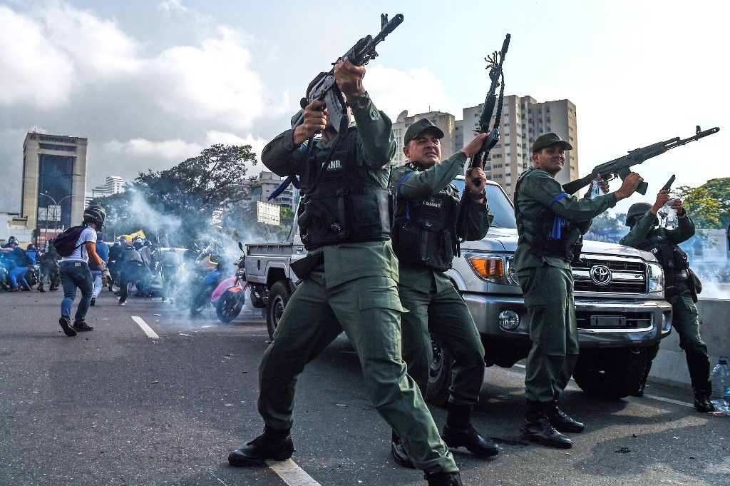 Miles de venezolanos se enfrentaron a las tropas leales a Nicolás Maduro que avanzaron sobre ellos con tanquetas en Caracas. En los enfrentamientos murió un joven y resultaron heridas más de medio centenar de personas, entre ellos un coronel de la Guardia Nacional.