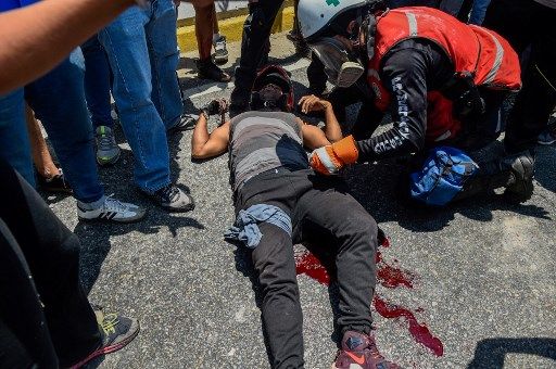 Miles de venezolanos se enfrentaron a las tropas leales a Nicolás Maduro que avanzaron sobre ellos con tanquetas en Caracas. En los enfrentamientos murió un joven y resultaron heridas más de medio centenar de personas, entre ellos un coronel de la Guardia Nacional.