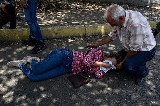 Miles de venezolanos se enfrentaron a las tropas leales a Nicolás Maduro que avanzaron sobre ellos con tanquetas en Caracas. En los enfrentamientos murió un joven y resultaron heridas más de medio centenar de personas, entre ellos un coronel de la Guardia Nacional.