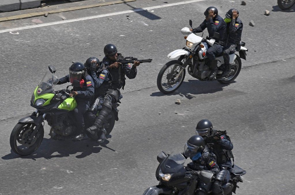 Miles de venezolanos se enfrentaron a las tropas leales a Nicolás Maduro que avanzaron sobre ellos con tanquetas en Caracas. En los enfrentamientos murió un joven y resultaron heridas más de medio centenar de personas, entre ellos un coronel de la Guardia Nacional.