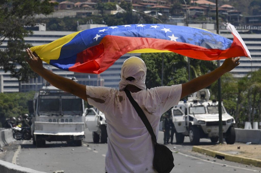 Miles de venezolanos se enfrentaron a las tropas leales a Nicolás Maduro que avanzaron sobre ellos con tanquetas en Caracas. En los enfrentamientos murió un joven y resultaron heridas más de medio centenar de personas, entre ellos un coronel de la Guardia Nacional.