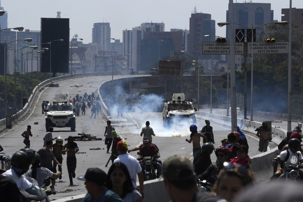 Miles de venezolanos se enfrentaron a las tropas leales a Nicolás Maduro que avanzaron sobre ellos con tanquetas en Caracas. En los enfrentamientos murió un joven y resultaron heridas más de medio centenar de personas, entre ellos un coronel de la Guardia Nacional.