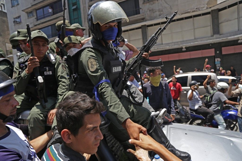 Miles de venezolanos se enfrentaron a las tropas leales a Nicolás Maduro que avanzaron sobre ellos con tanquetas en Caracas. En los enfrentamientos murió un joven y resultaron heridas más de medio centenar de personas, entre ellos un coronel de la Guardia Nacional.