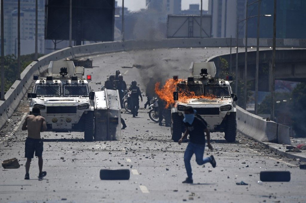 Miles de venezolanos se enfrentaron a las tropas leales a Nicolás Maduro que avanzaron sobre ellos con tanquetas en Caracas. En los enfrentamientos murió un joven y resultaron heridas más de medio centenar de personas, entre ellos un coronel de la Guardia Nacional.