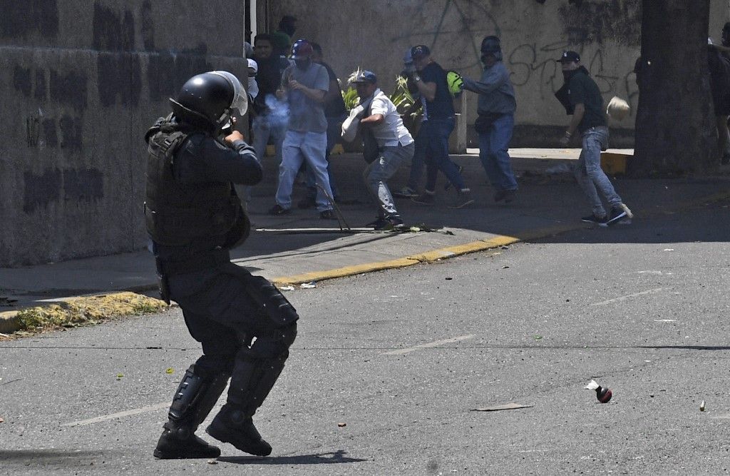 Miles de venezolanos se enfrentaron a las tropas leales a Nicolás Maduro que avanzaron sobre ellos con tanquetas en Caracas. En los enfrentamientos murió un joven y resultaron heridas más de medio centenar de personas, entre ellos un coronel de la Guardia Nacional.