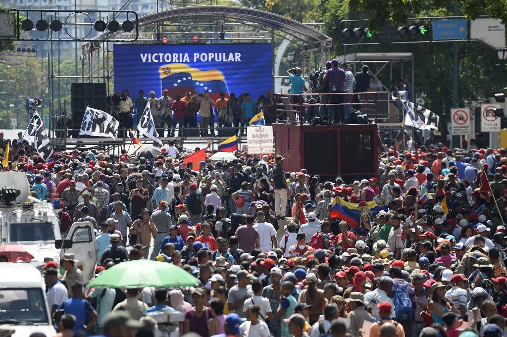 Miles de venezolanos se enfrentaron a las tropas leales a Nicolás Maduro que avanzaron sobre ellos con tanquetas en Caracas. En los enfrentamientos murió un joven y resultaron heridas más de medio centenar de personas, entre ellos un coronel de la Guardia Nacional.