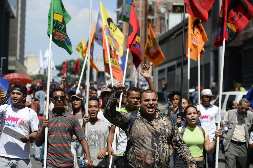 Miles de venezolanos se enfrentaron a las tropas leales a Nicolás Maduro que avanzaron sobre ellos con tanquetas en Caracas. En los enfrentamientos murió un joven y resultaron heridas más de medio centenar de personas, entre ellos un coronel de la Guardia Nacional.