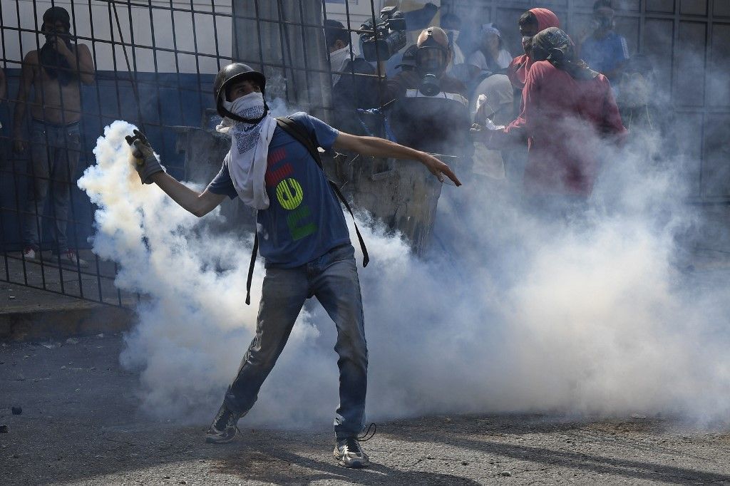 Miles de venezolanos se enfrentaron a las tropas leales a Nicolás Maduro que avanzaron sobre ellos con tanquetas en Caracas. En los enfrentamientos murió un joven y resultaron heridas más de medio centenar de personas, entre ellos un coronel de la Guardia Nacional.