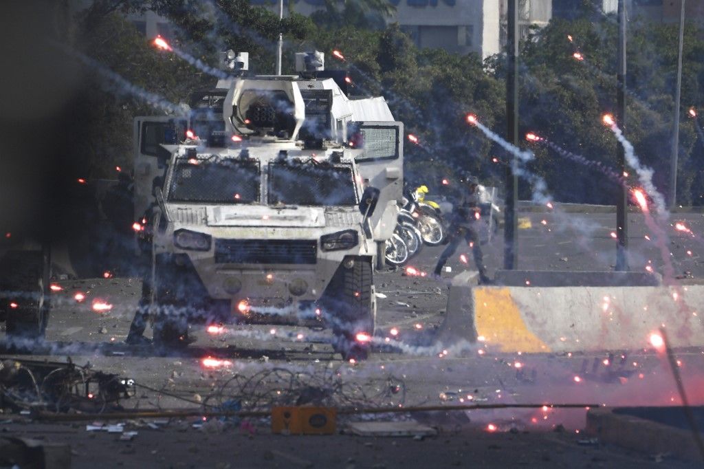 Miles de venezolanos se enfrentaron a las tropas leales a Nicolás Maduro que avanzaron sobre ellos con tanquetas en Caracas. En los enfrentamientos murió un joven y resultaron heridas más de medio centenar de personas, entre ellos un coronel de la Guardia Nacional.