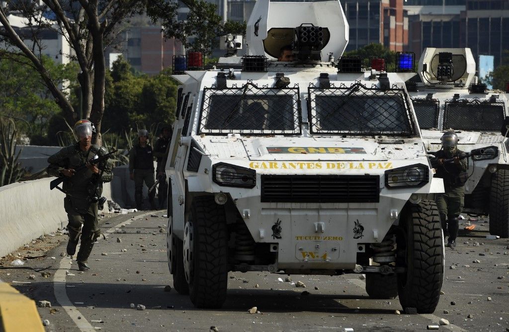 Miles de venezolanos se enfrentaron a las tropas leales a Nicolás Maduro que avanzaron sobre ellos con tanquetas en Caracas. En los enfrentamientos murió un joven y resultaron heridas más de medio centenar de personas, entre ellos un coronel de la Guardia Nacional.