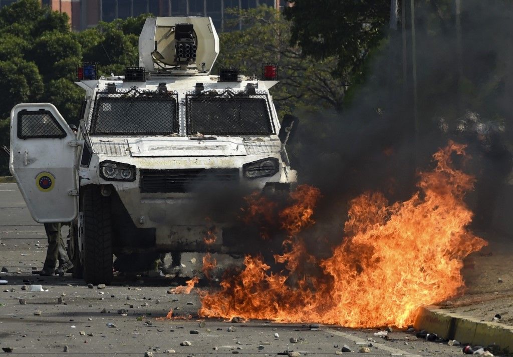 Miles de venezolanos se enfrentaron a las tropas leales a Nicolás Maduro que avanzaron sobre ellos con tanquetas en Caracas. En los enfrentamientos murió un joven y resultaron heridas más de medio centenar de personas, entre ellos un coronel de la Guardia Nacional.