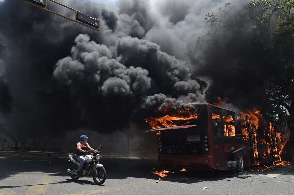 Miles de venezolanos se enfrentaron a las tropas leales a Nicolás Maduro que avanzaron sobre ellos con tanquetas en Caracas. En los enfrentamientos murió un joven y resultaron heridas más de medio centenar de personas, entre ellos un coronel de la Guardia Nacional.