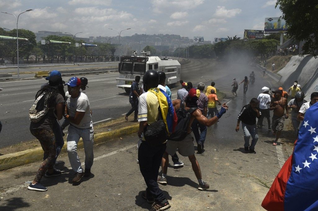 Miles de venezolanos se enfrentaron a las tropas leales a Nicolás Maduro que avanzaron sobre ellos con tanquetas en Caracas. En los enfrentamientos murió un joven y resultaron heridas más de medio centenar de personas, entre ellos un coronel de la Guardia Nacional.