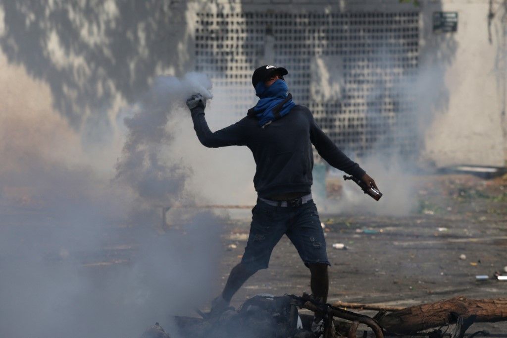 Miles de venezolanos se enfrentaron a las tropas leales a Nicolás Maduro que avanzaron sobre ellos con tanquetas en Caracas. En los enfrentamientos murió un joven y resultaron heridas más de medio centenar de personas, entre ellos un coronel de la Guardia Nacional.