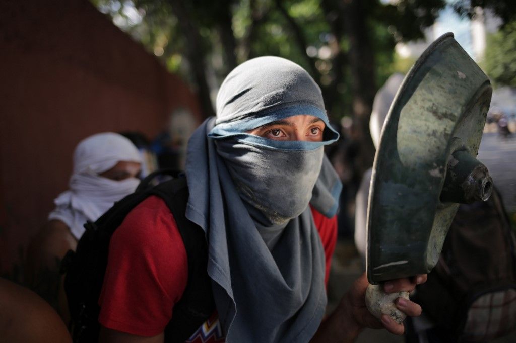 Miles de venezolanos se enfrentaron a las tropas leales a Nicolás Maduro que avanzaron sobre ellos con tanquetas en Caracas. En los enfrentamientos murió un joven y resultaron heridas más de medio centenar de personas, entre ellos un coronel de la Guardia Nacional.