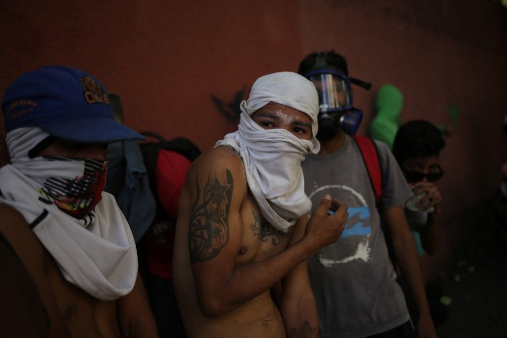 Miles de venezolanos se enfrentaron a las tropas leales a Nicolás Maduro que avanzaron sobre ellos con tanquetas en Caracas. En los enfrentamientos murió un joven y resultaron heridas más de medio centenar de personas, entre ellos un coronel de la Guardia Nacional.