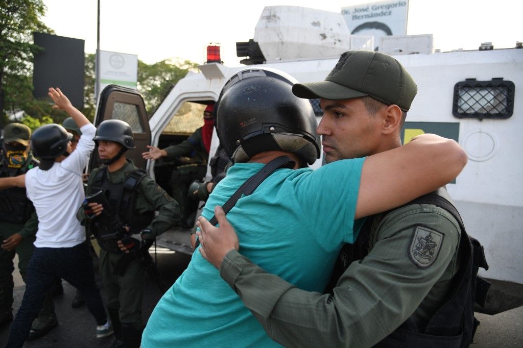 Miles de venezolanos se enfrentaron a las tropas leales a Nicolás Maduro que avanzaron sobre ellos con tanquetas en Caracas. En los enfrentamientos murió un joven y resultaron heridas más de medio centenar de personas, entre ellos un coronel de la Guardia Nacional.