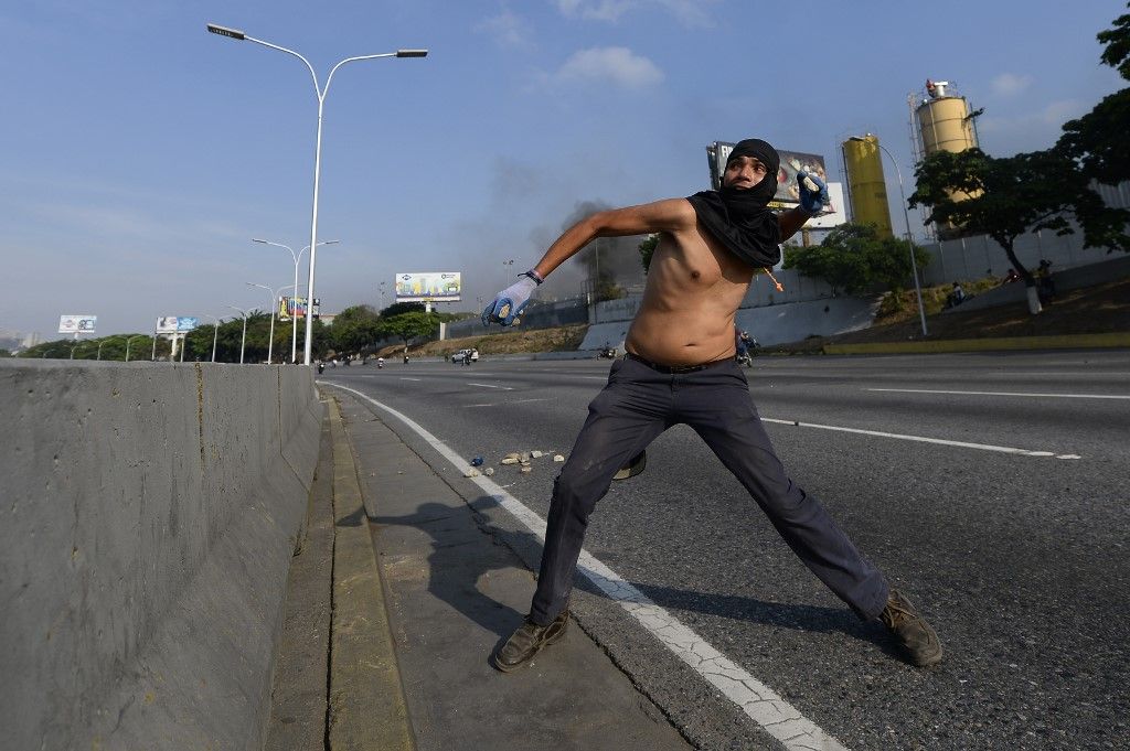 Miles de venezolanos se enfrentaron a las tropas leales a Nicolás Maduro que avanzaron sobre ellos con tanquetas en Caracas. En los enfrentamientos murió un joven y resultaron heridas más de medio centenar de personas, entre ellos un coronel de la Guardia Nacional.