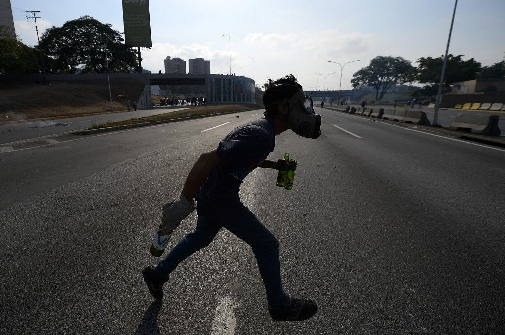 Miles de venezolanos se enfrentaron a las tropas leales a Nicolás Maduro que avanzaron sobre ellos con tanquetas en Caracas. En los enfrentamientos murió un joven y resultaron heridas más de medio centenar de personas, entre ellos un coronel de la Guardia Nacional.