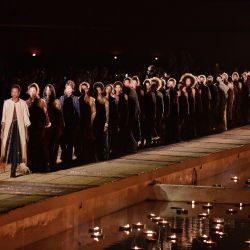 El desfile de Dior impactó por su particular puesta en escena a puro fuego