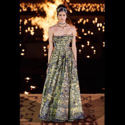 El desfile de Dior impactó por su particular puesta en escena a puro fuego