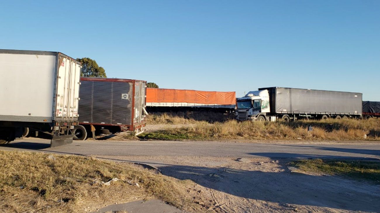 En tucumán, uno de los cortes en el puente Lucas Córdoba.