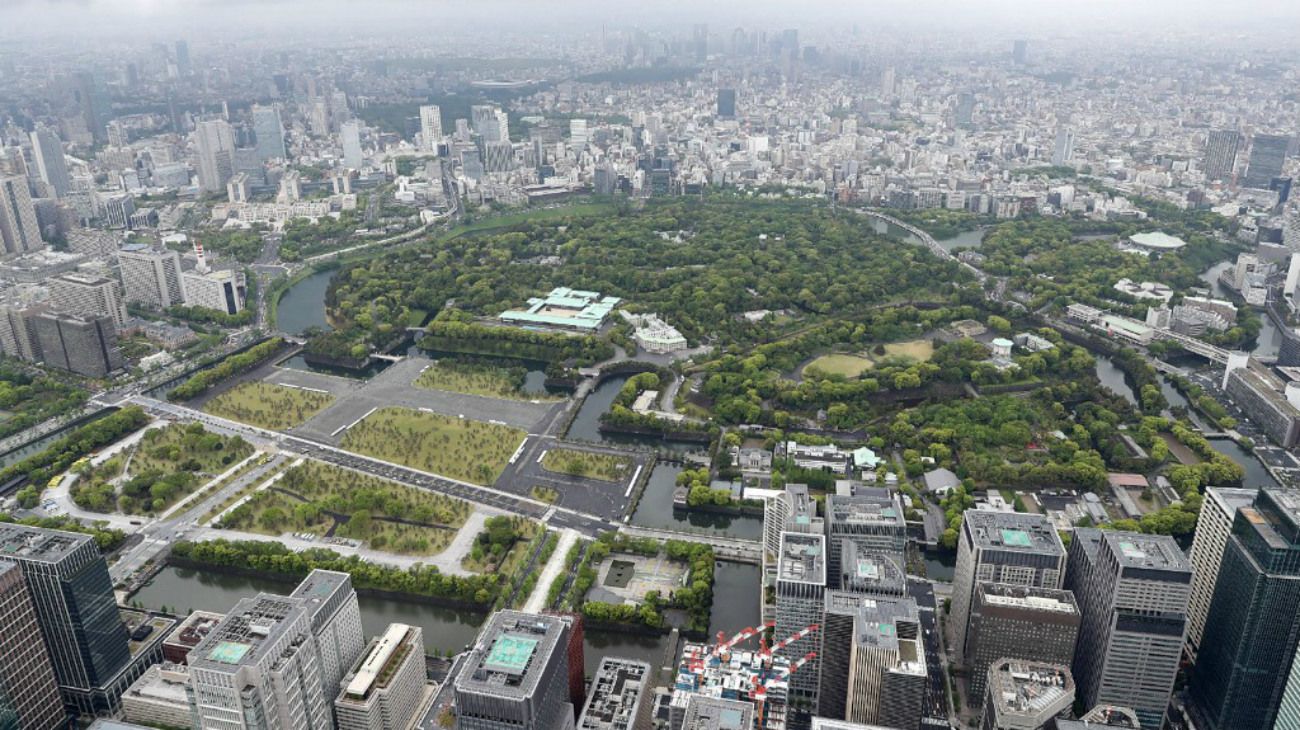 Miles de japoneses y turistas visitaron el palacio imperial de Tokio en el último día del año 30 de la era Heisei.