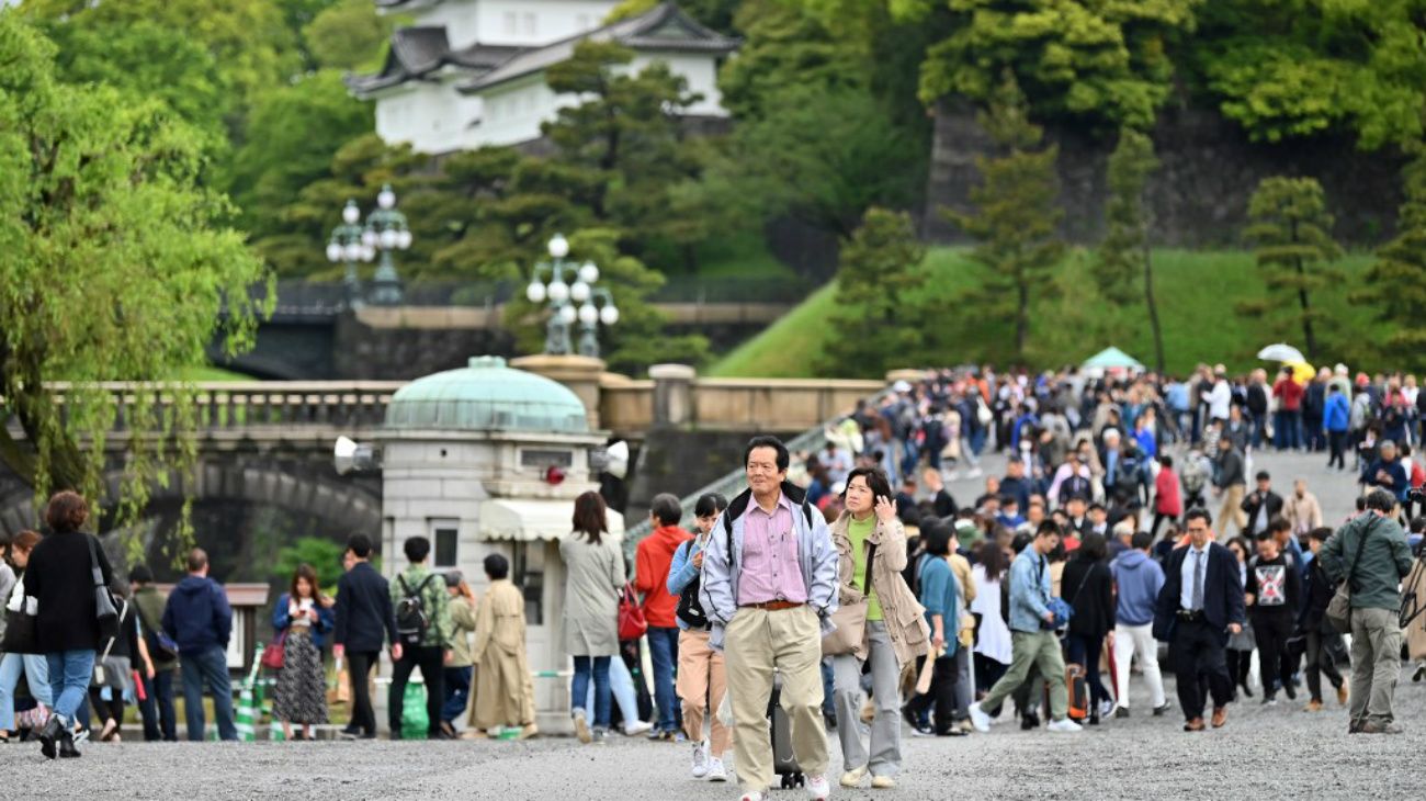 Miles de japoneses y turistas visitaron el palacio imperial de Tokio en el último día del año 30 de la era Heisei.