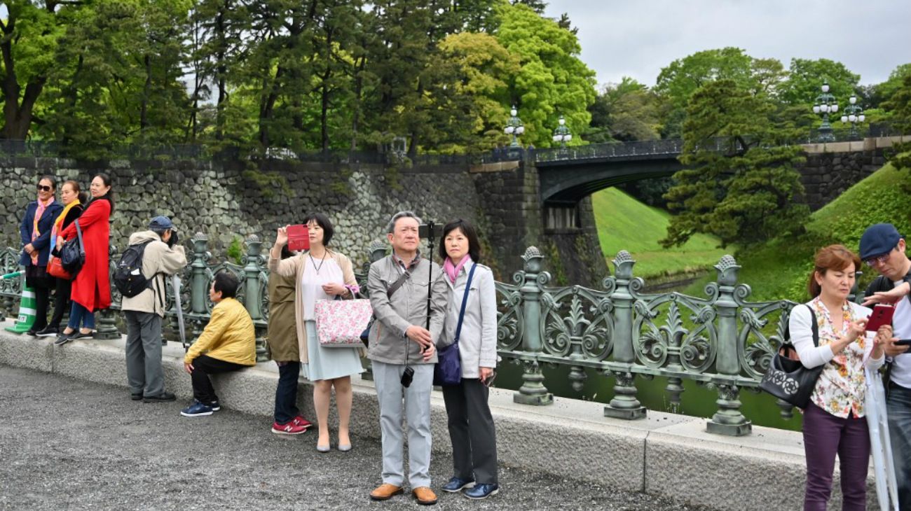 Miles de japoneses y turistas visitaron el palacio imperial de Tokio en el último día del año 30 de la era Heisei.