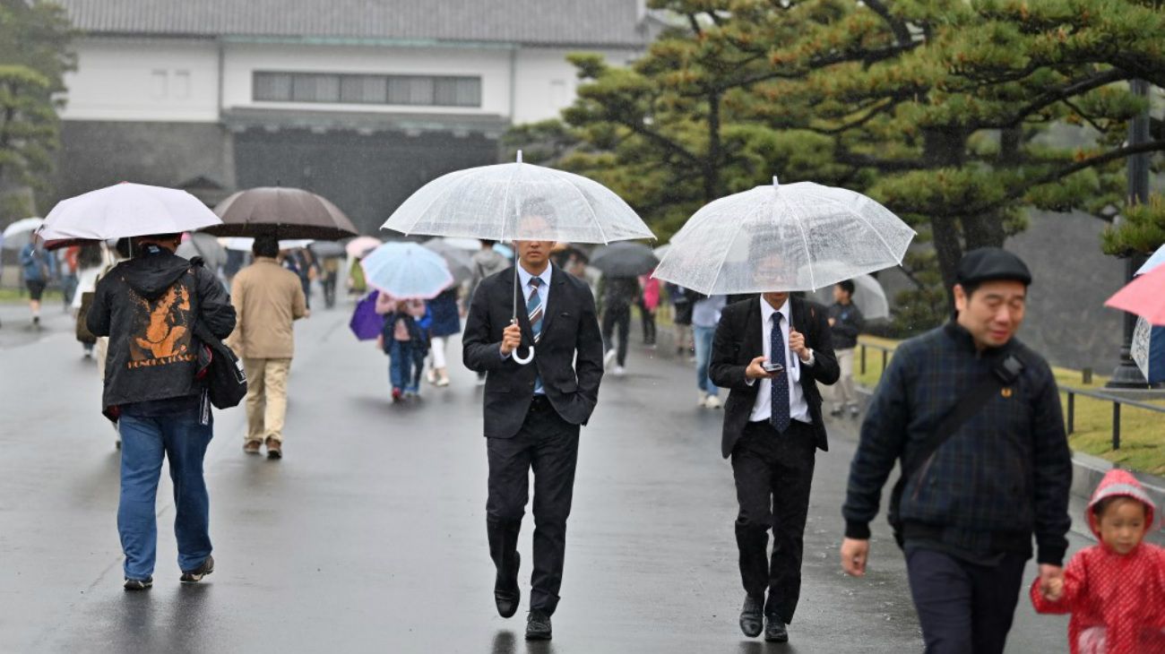 Miles de japoneses y turistas visitaron el palacio imperial de Tokio en el último día del año 30 de la era Heisei.