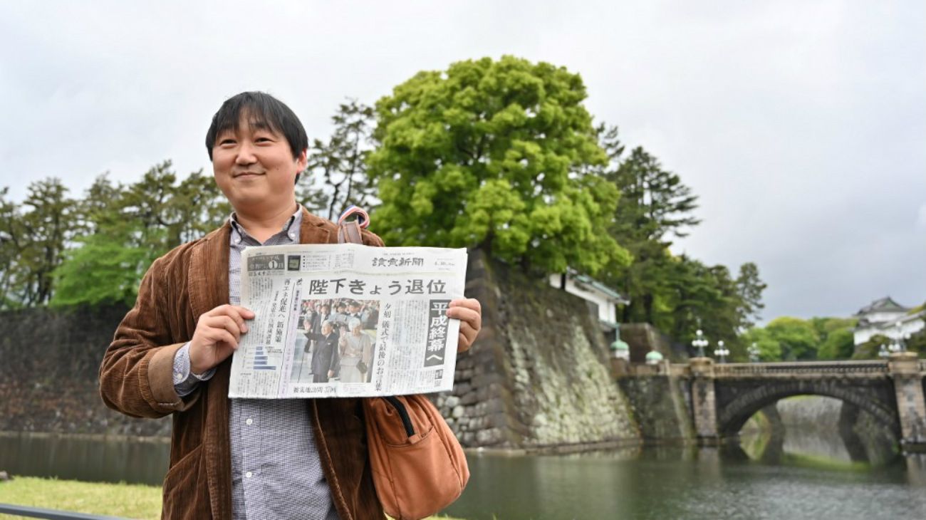 Miles de japoneses y turistas visitaron el palacio imperial de Tokio en el último día del año 30 de la era Heisei.