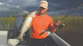 Leandro Brahim con un pejerrey de 1,350 kg.