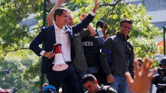 Juan Guaidó y Leopoldo López convocando a la oposición y a militares para derrocar a Maduro.
