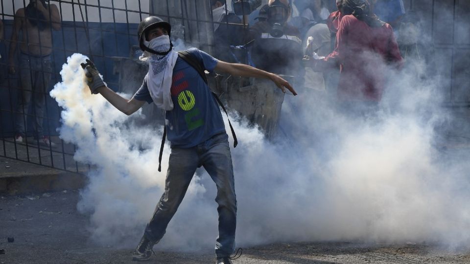 Miles de venezolanos se enfrentaron a las tropas leales a Nicolás Maduro que avanzaron sobre ellos con tanquetas en Caracas. En los enfrentamientos murió un joven y resultaron heridas más de medio centenar de personas, entre ellos un coronel de la Guardia Nacional.