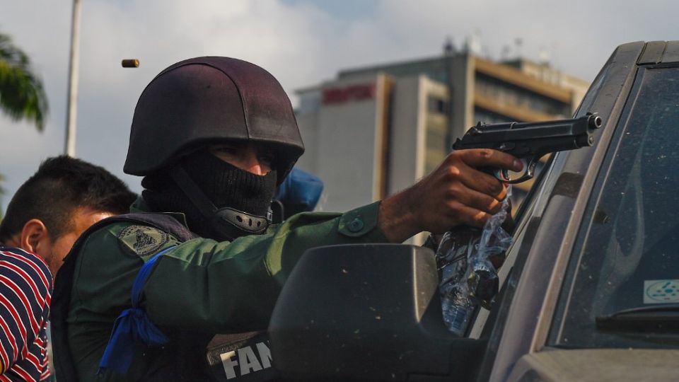 Miles de venezolanos se enfrentaron a las tropas leales a Nicolás Maduro que avanzaron sobre ellos con tanquetas en Caracas. En los enfrentamientos murió un joven y resultaron heridas más de medio centenar de personas, entre ellos un coronel de la Guardia Nacional.