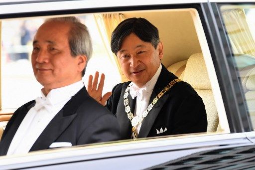 El nuevo emperador de Japón, Naruhito, ascendió formalmente el miércoles al Trono del Crisantemo, y abrió así una nueva era imperial en una solemne ceremonia realizada un día después de la abdicación de su padre, la primera en dos siglos.